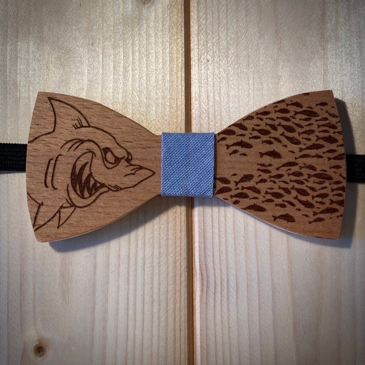 Noeud en bois gravé au laser sur le thème “requin / poissons”